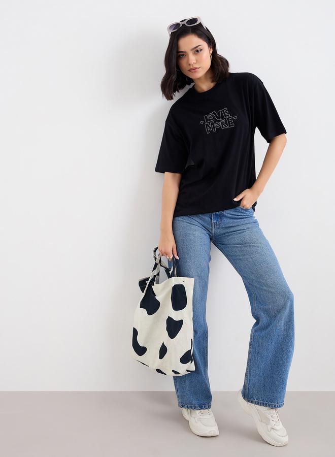 ستايلي تيشيرت ستايلي مطرز بشعار بياقة دائرية مقاس كبير - Image 2